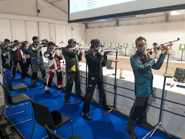 ... la campionessa grigionese Carina Caluori cerca di carpire qualche segreto ai nostri...